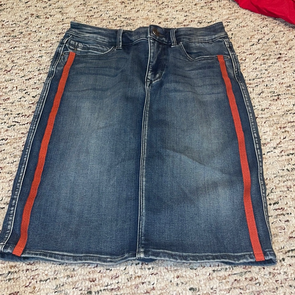 Skirt size 25 basically fits Small women